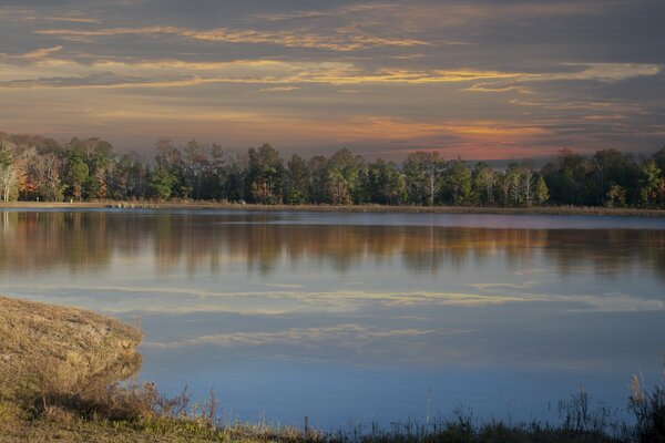 Sommerlandschaft mit Blick auf den See im Herbst