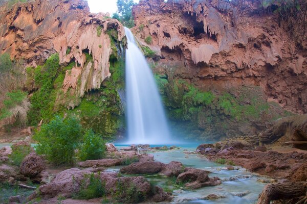 Belle cascade de Havasu dans les falaises du grand Canyon