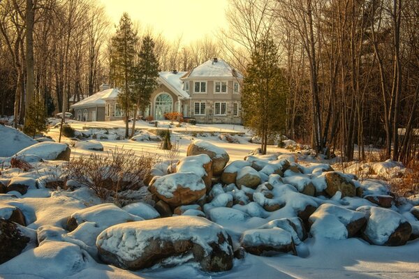 Casa de invierno en piedras de nieve