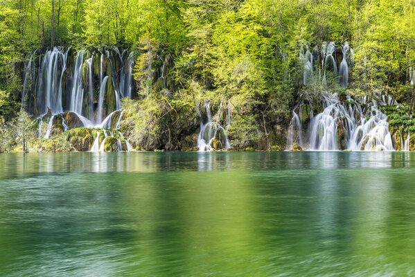 Das Wasser fließt in den grünen See