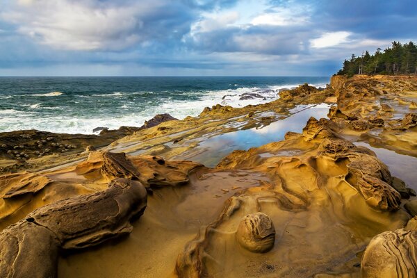 Costa de piedra y arena en el horizonte