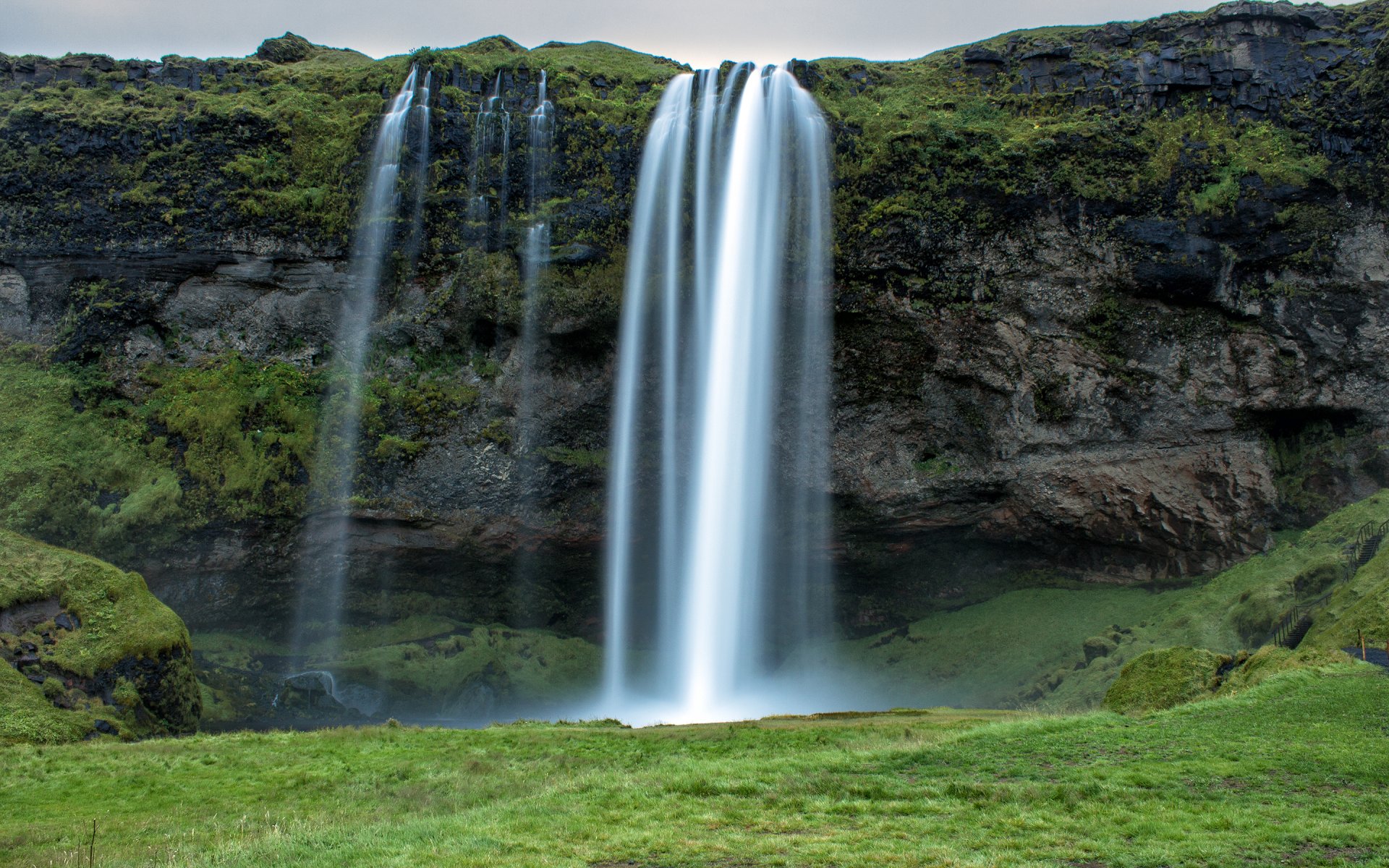 wodospad eljalandsfoss islandia wodospad seljalandsfoss strumień skała