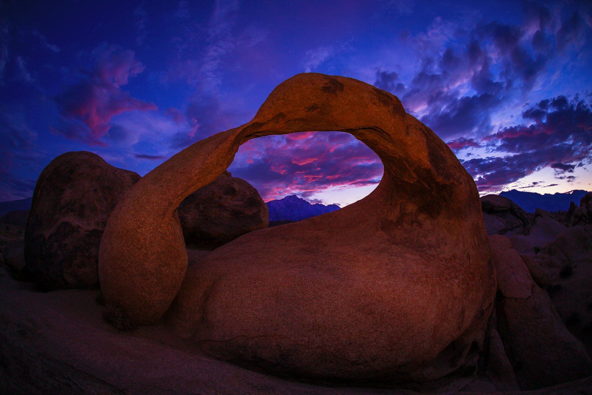 natura usa kalifornia alabama hills mobius arch wieczór zachód słońca chmury skały łuk