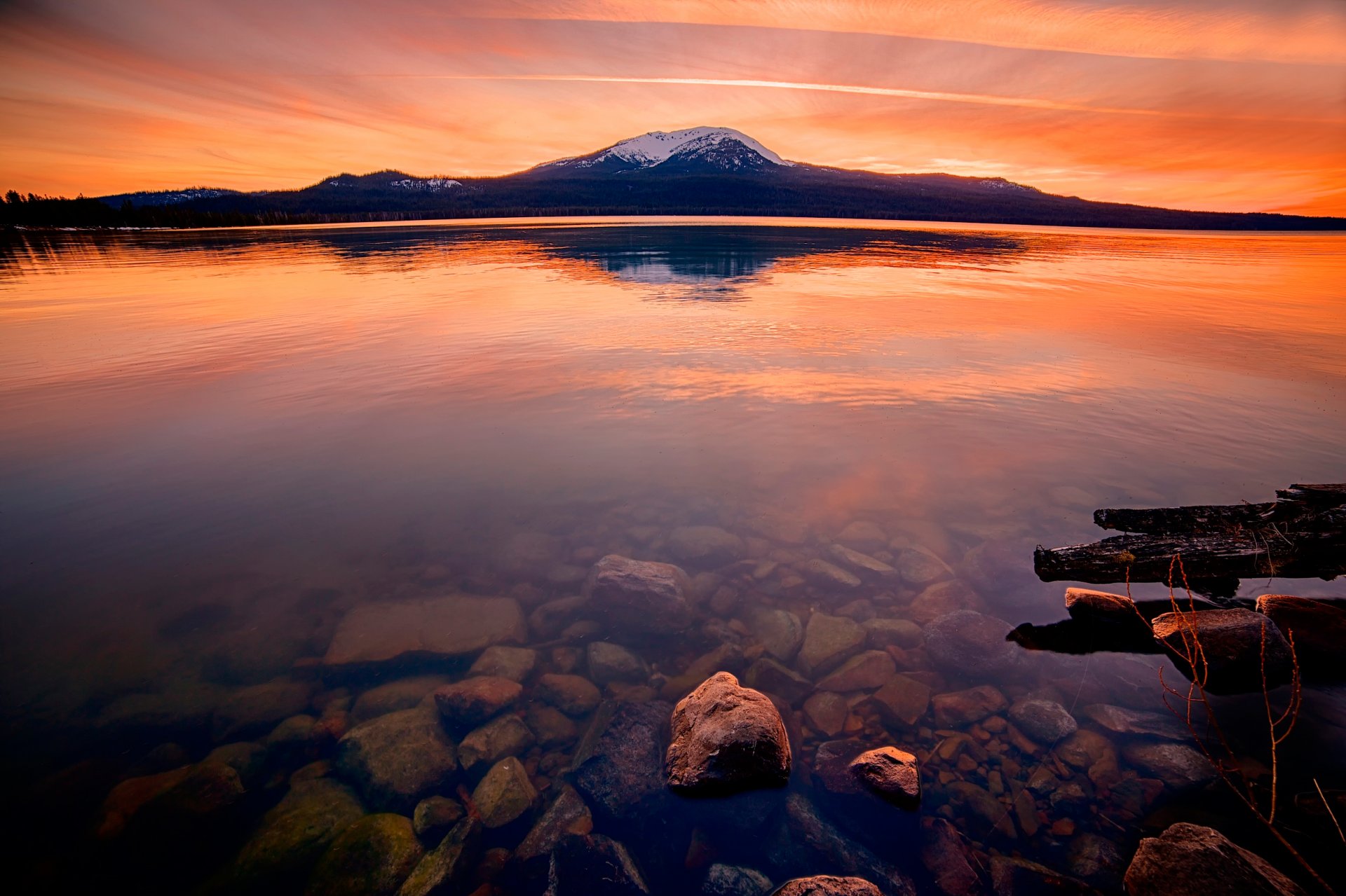 lago piedras montaña