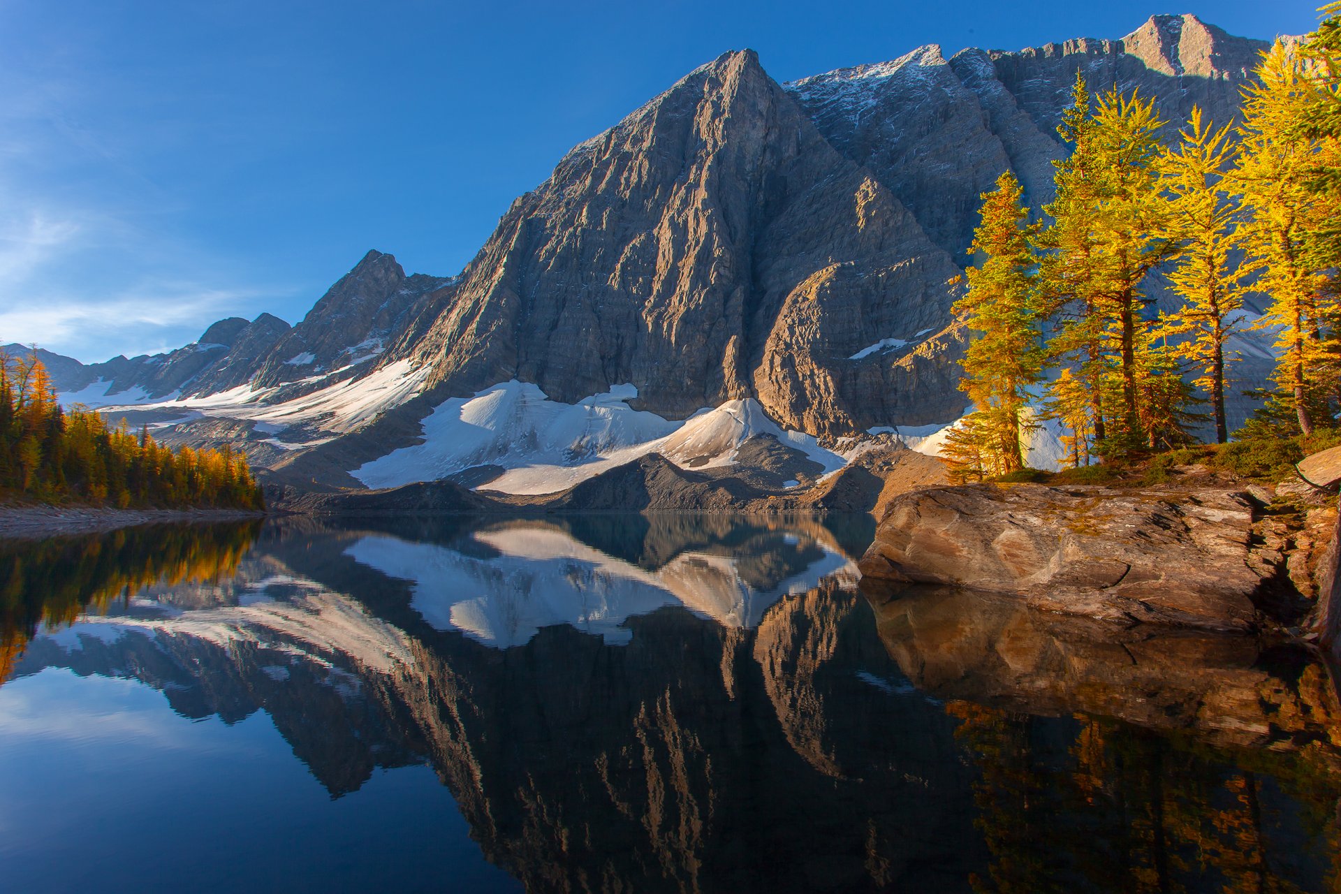 kootenay columbia británica canadá cielo montañas lago árboles reflexión otoño nieve