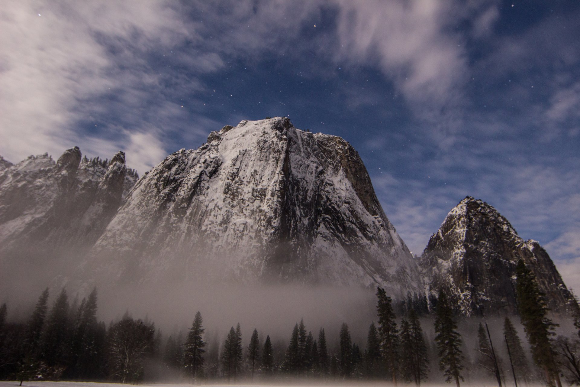 parc national de yosemite états-unis forêt montagnes parc national neige brume ciel étoiles