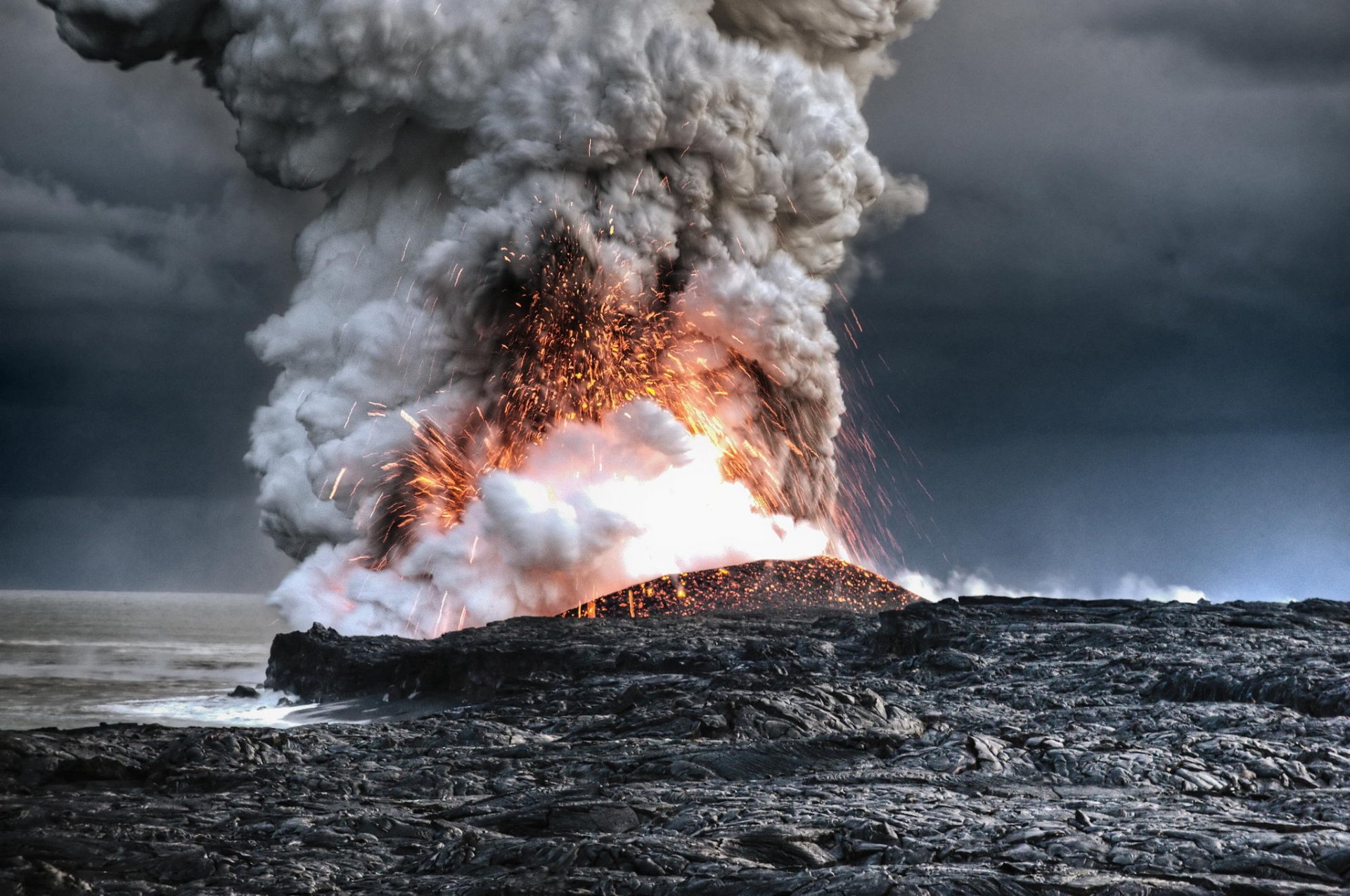 volcano hawaii lava eruption ocean