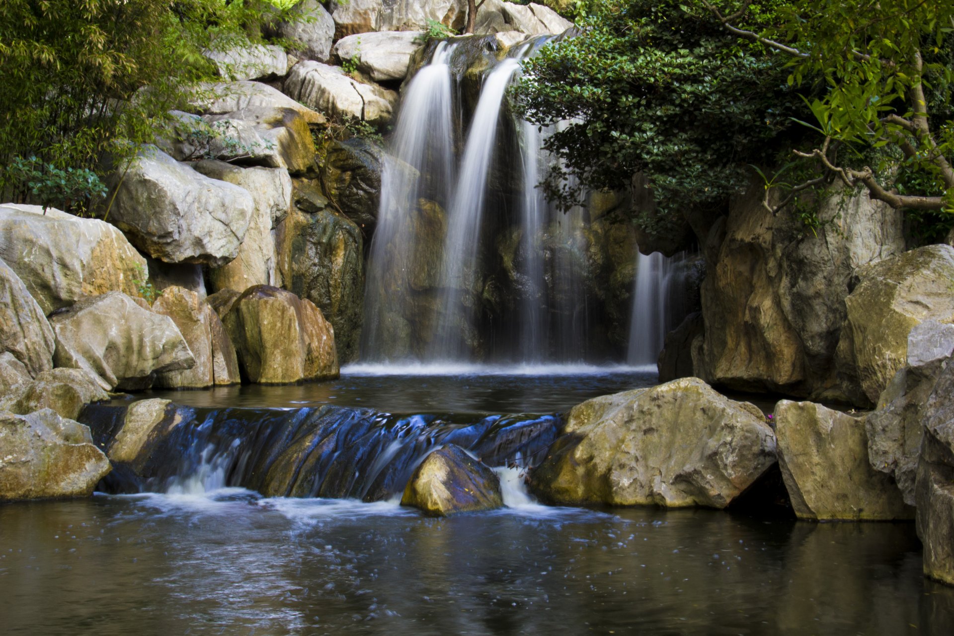 árboles cascada piedras agua