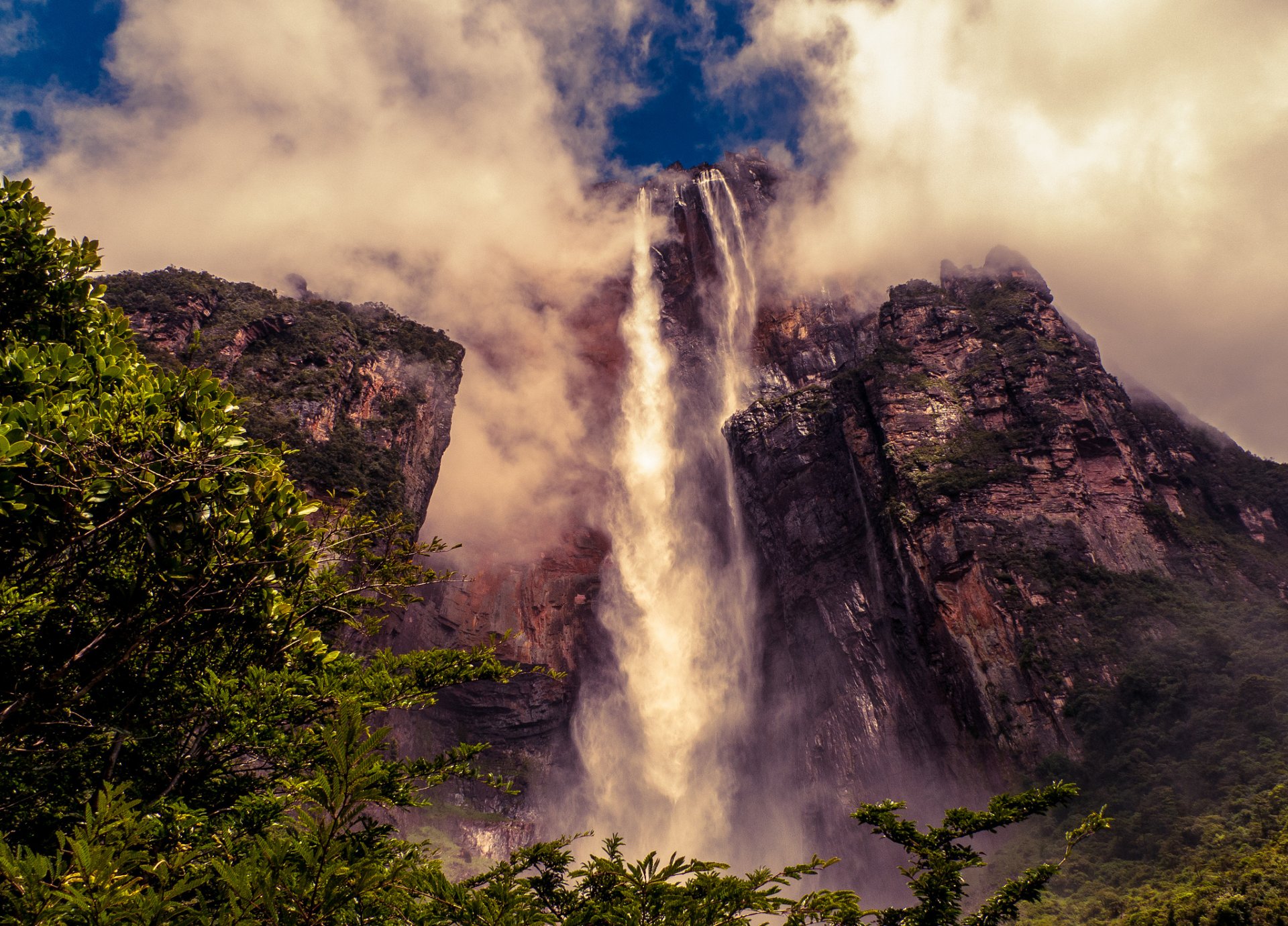 montañas rocas cascada ángel nubes