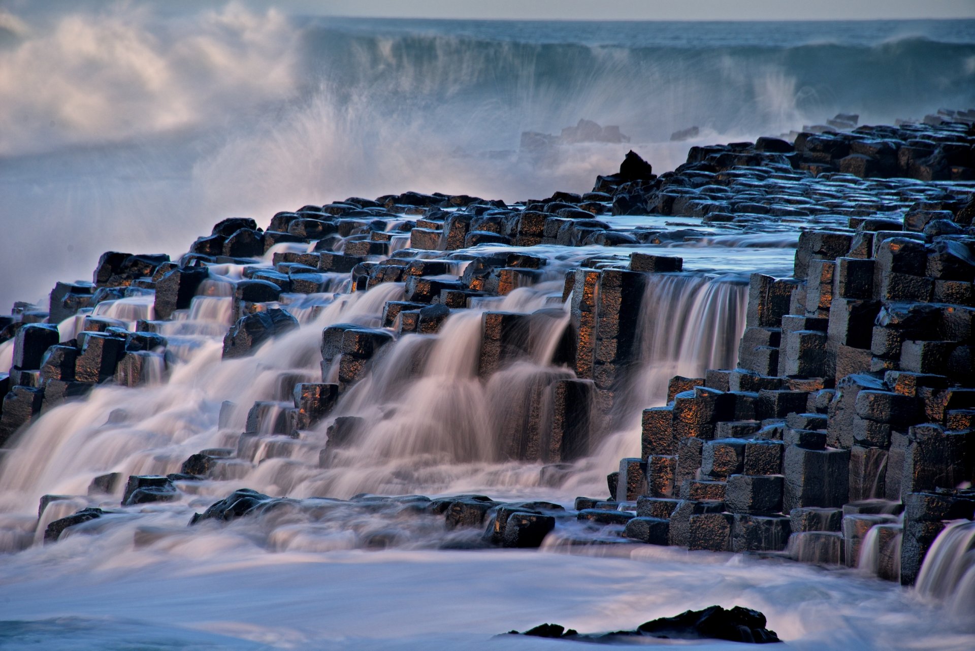 chaussée géante antrim irlande du nord route des géants colonnes cascade vagues élément