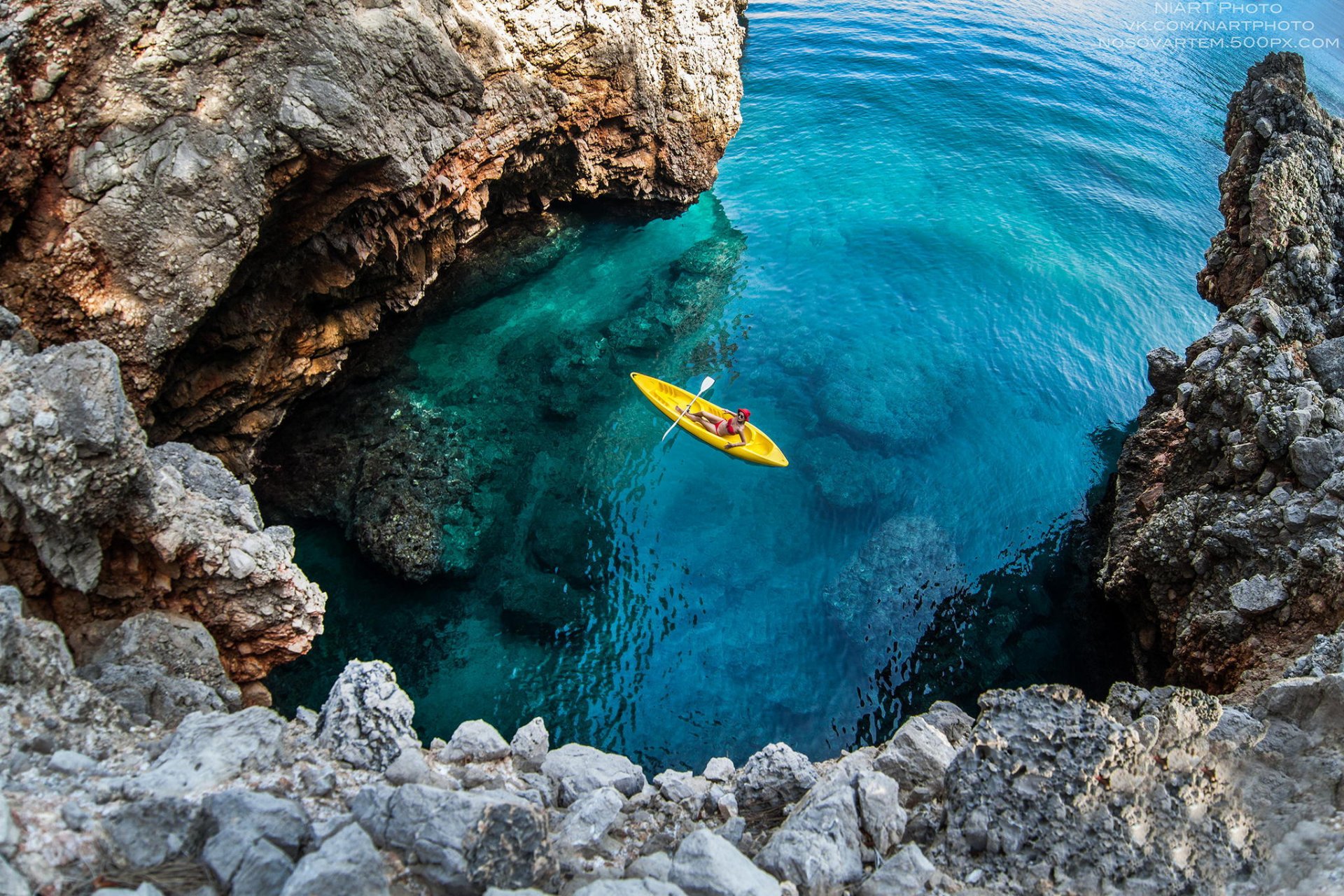 paisaje océano piedras rocas chica canoa