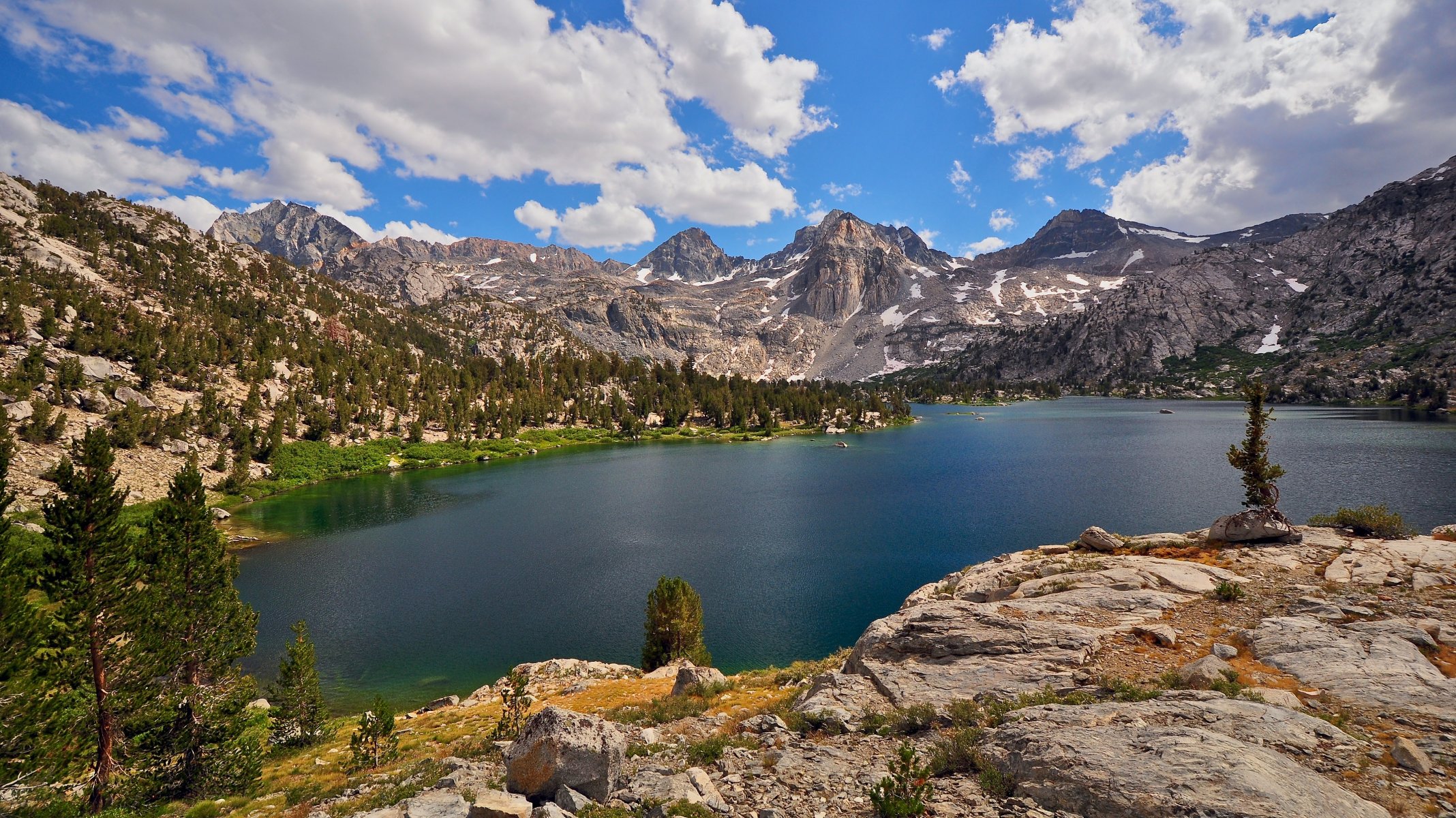 montagnes sierra nevada roches lac côtes arbres parc national de kings canyon kings canyon national park états-unis