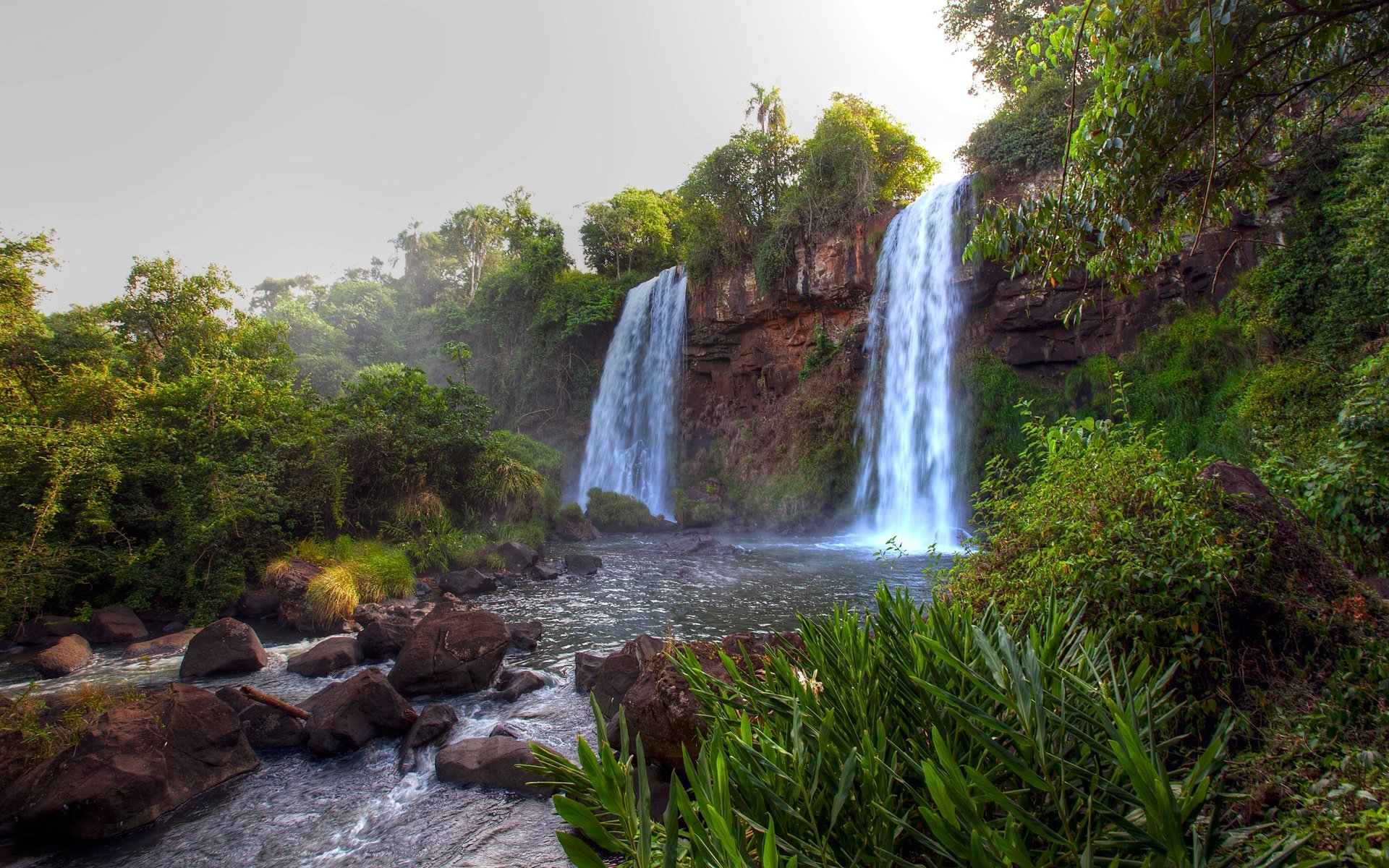 cielo río corriente cascada roca árboles