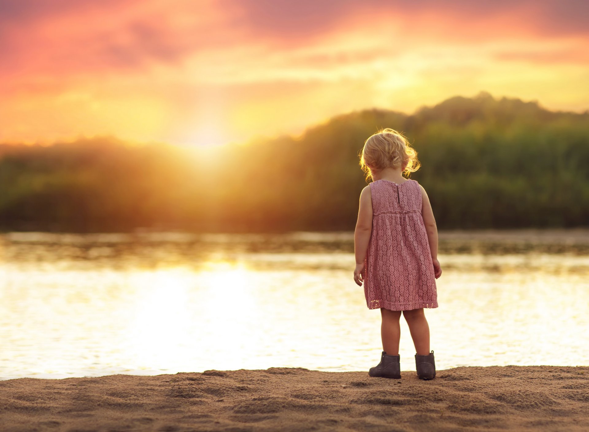 fille sable coucher de soleil soleil rivière été robe