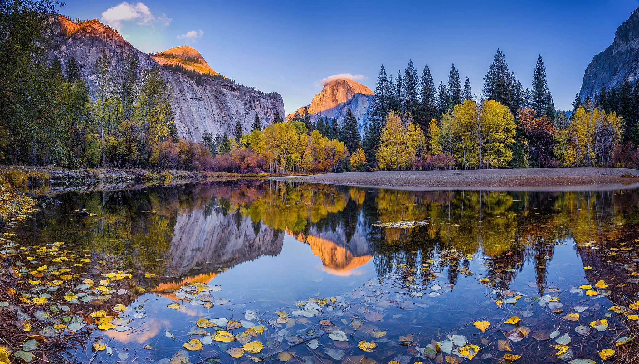 stati uniti california parco nazionale yosemite autunno giorno montagne fiume foresta alberi fogliame blu cielo nuvole riflessione