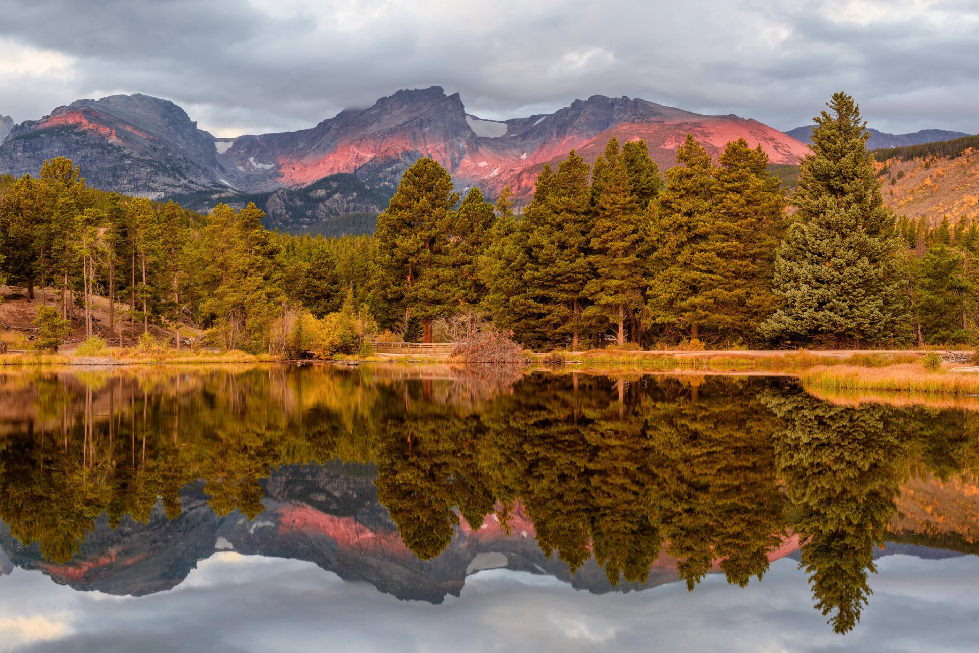 usa colorado nationalpark herbst berge grau himmel wald bäume ufer see reflexion