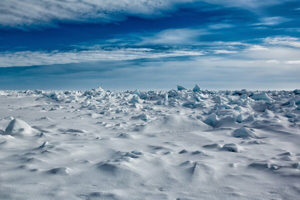 Snowy Arctic horizon with ice