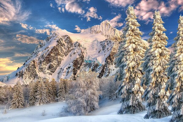Зимний пейзаж гор на фоне белых облаков