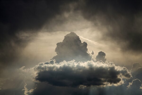 Ungewöhnliche Wolken, die am Himmel schweben