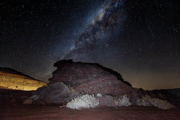 La vía láctea en el cielo nocturno sobre el desierto