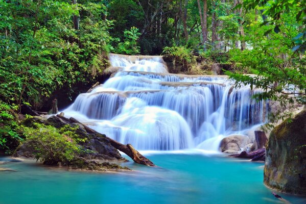 Ein schöner Wasserfall sieht aus wie ein künstlicher Wasserfall