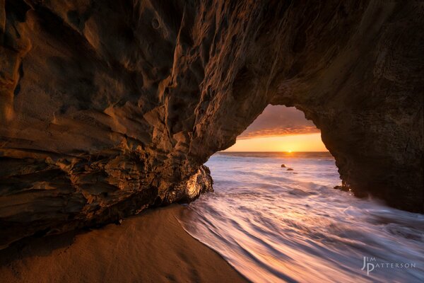 Costa rocciosa che domina il tramonto