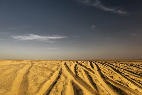 Sahara-Wüste unter einem dunklen Himmel