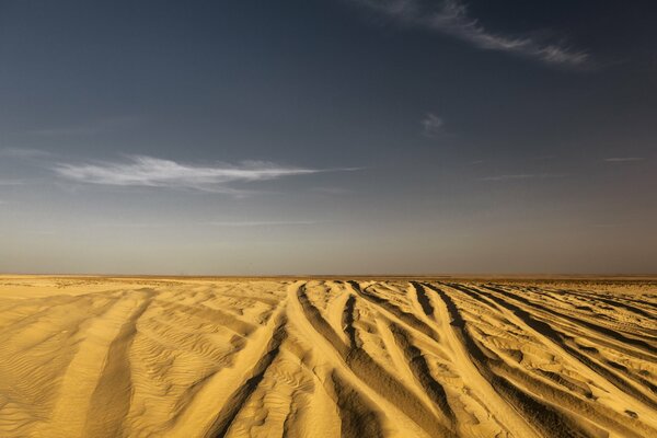 Desierto del Sahara bajo el cielo oscuro