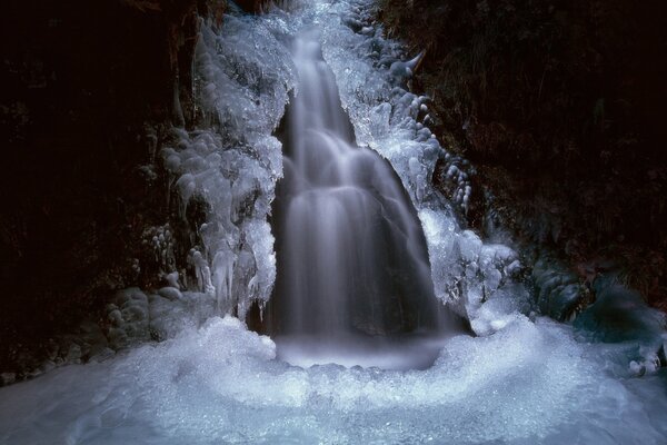 Hermosa cascada de hielo en la cueva