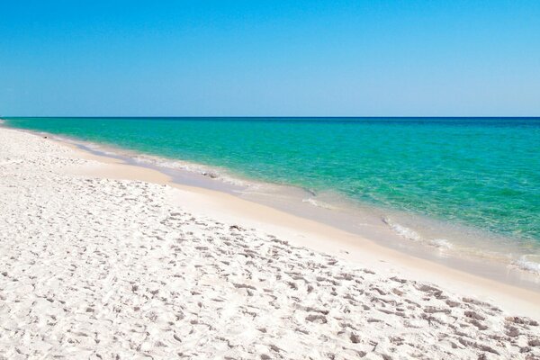 Horizont aus weißem Sand und türkisfarbenem Meer