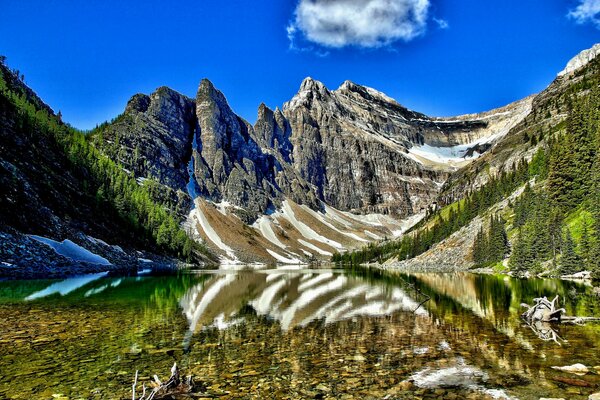 Schneebedeckte Berge und blauer Himmel