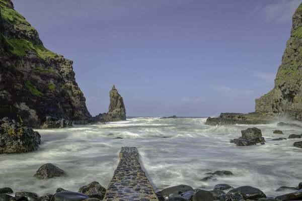 Baie de mer, vagues et rochers