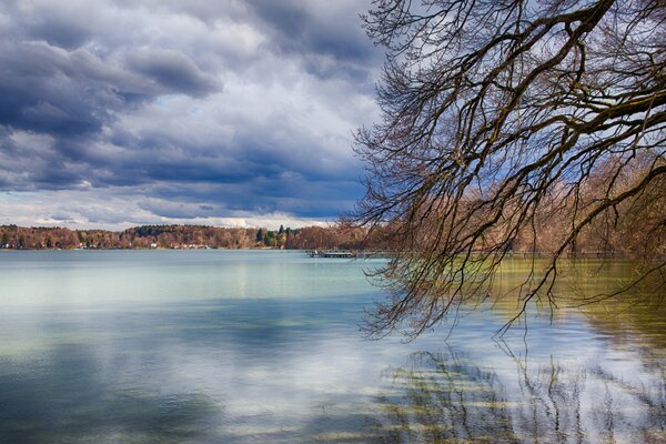 Nuages bleus se reflètent dans le lac