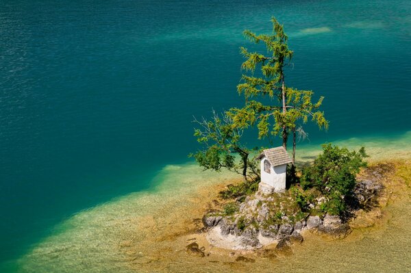 Isla mágica en medio del océano