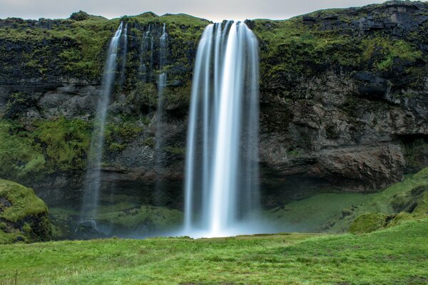 Einzigartiger Wasserfall von einer Klippe in Island