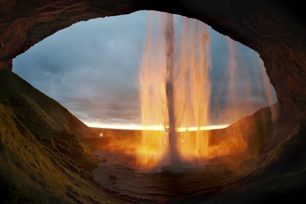 Raramente vedi una cascata in una grotta