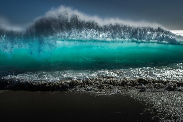 Cresta de la ola en el mar por la noche