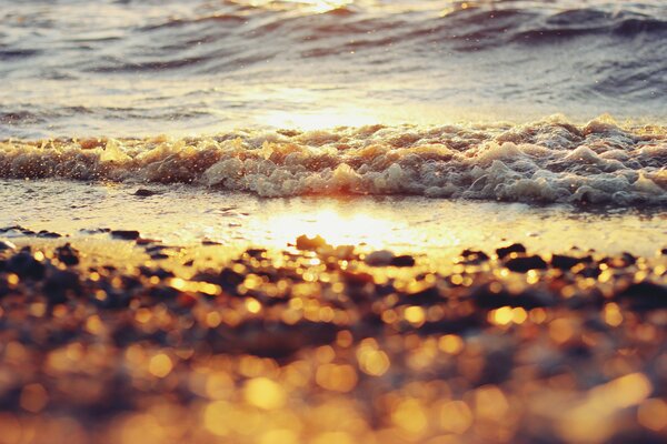 Reflexion der Sonne im Wasser bei Sonnenuntergang