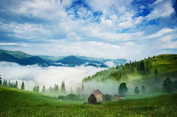 Matin dans un village alpin dans les montagnes