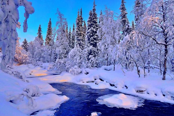 Paesaggio invernale e fiume nella neve