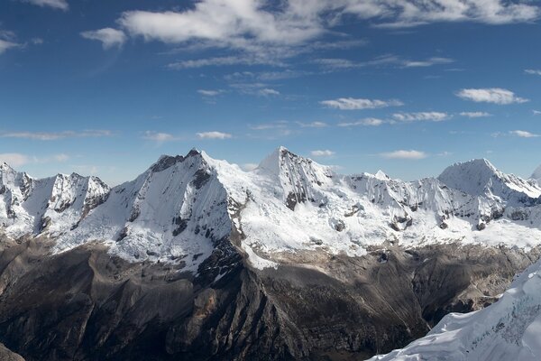 Schneebedeckte Berge auf Himmelshintergrund