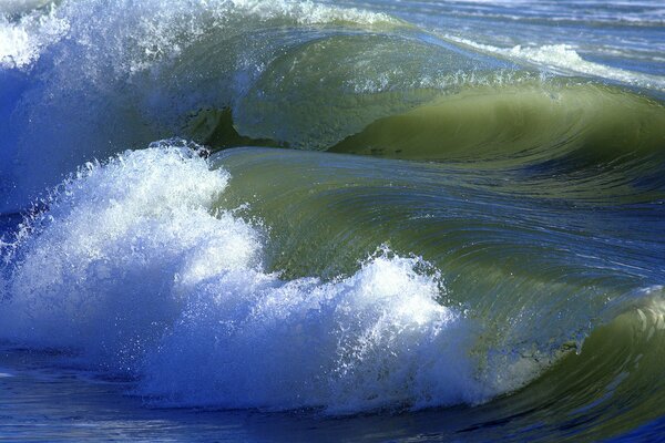 Vagues énormes sur la mer