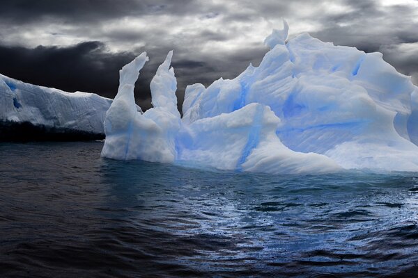 Panorama de l iceberg dans les vagues de la mer