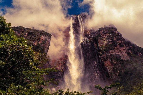 Cascada lejos de las nubes