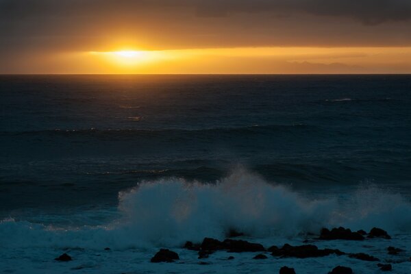 Puesta de sol sobre el mar en calma