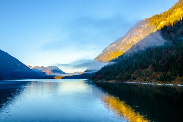 Lago Baikal rodeado de montañas