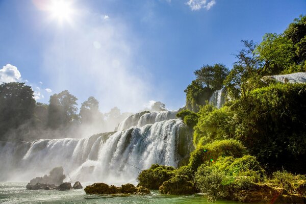 Cascade pittoresque dans un bel endroit