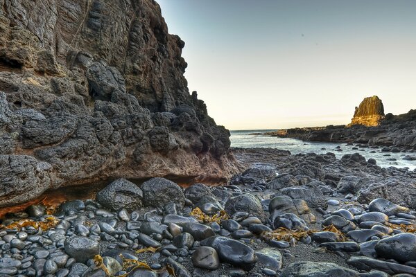 Costa rocosa con grandes piedras