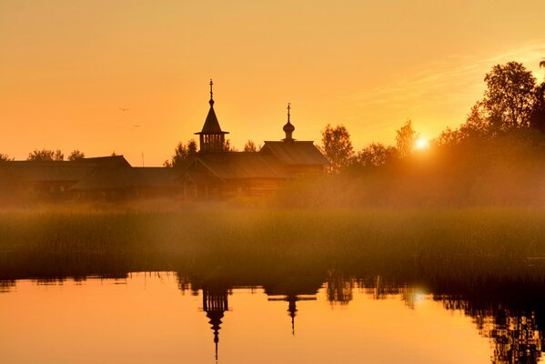 Antigua iglesia de madera al amanecer