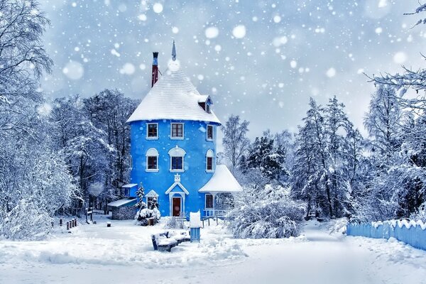 Błękitny Zamek na tle zimowego lasu